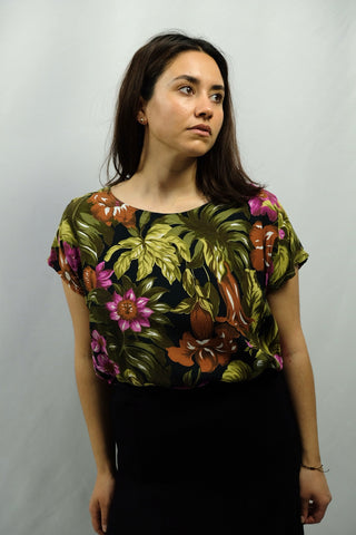 Leichtes 80s/90s Shirt mit Botanik Print in Schwarz, Grün, Pink und Braun – kurzer und lockerer Schnitt – somit tragbar von einer S, M oder kleinen L je nach gewünschter Passform