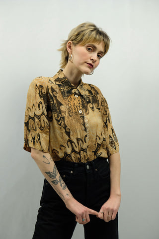 Leichte 80s/90s Bluse aus reiner Viskose mit Boho Crazy Pattern Print in Beige und Schwarz - wir empfehlen die Bluse einer heutigen S - ein absolutes Highlight