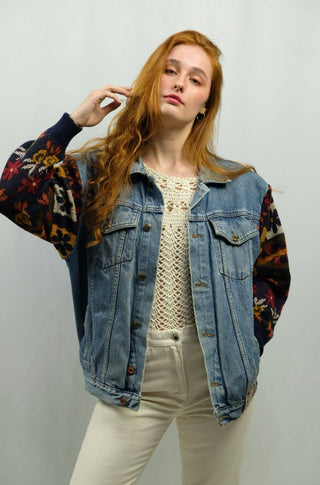 90s Upcycling Jeansjacke: die Ärmel und das Rückendetail sind aus einem Vintage Pullover mit floralem Boho Muster gefertigt, ein wahres Unikat und absolutes Highlight – für die perfekte, leicht oversized Passform zu empfehlen für eine XS