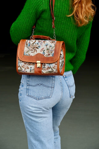 70s/80s Umhängetasche aus cognacbraunem Echtleder und gewebtem Stoff mit Gobelinmuster – mit längenverstellbarem Trageriemen und drei Fächern, von denen eins mit einem Reißverschluss ausgestattet ist – ein absolutes Highlight