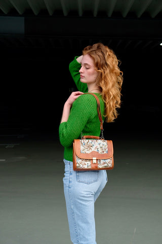 70s/80s Umhängetasche aus cognacbraunem Echtleder und gewebtem Stoff mit Gobelinmuster – mit längenverstellbarem Trageriemen und drei Fächern, von denen eins mit einem Reißverschluss ausgestattet ist – ein absolutes Highlight