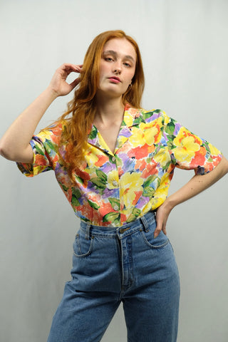 80s/90s Bluse mit abstrakt-floralem Crazy Pattern Print in bunten Farben – wir empfehlen die Bluse einer heutigen S oder M