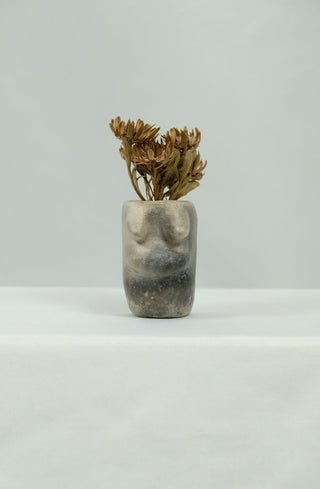 Das Handmade Gefäß Belisa ist vielseitig verwendbar – zum Beispiel als Kerzenständer oder Vase für Trockenblumen (nicht wasserdicht). Die Trockenblume dient als Dekorationsvorschlag und ist nicht im Lieferumfang enthalten.