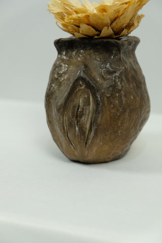 Das Handmade Gefäß Chloé ist ein absoluter Blickfang – zum Beispiel als Vase für Trockenblumen (nicht wasserdicht). Die Trockenblume dient als Dekorationsvorschlag und ist nicht im Lieferumfang enthalten.