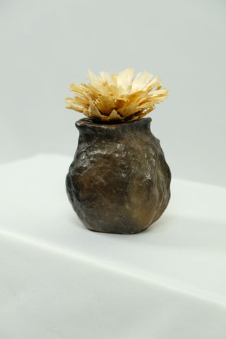 Das Handmade Gefäß Chloé ist ein absoluter Blickfang – zum Beispiel als Vase für Trockenblumen (nicht wasserdicht). Die Trockenblume dient als Dekorationsvorschlag und ist nicht im Lieferumfang enthalten.