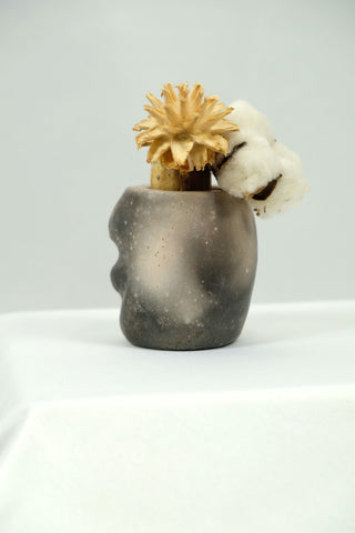 Das Handmade Gefäß Polly ist ideal als Vase für Trockenblumen geeignet (nicht wasserdicht). Die Trockenblumen dienen als Dekorationsvorschlag und sind nicht im Lieferumfang enthalten.