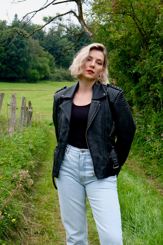 Hochwertige, schwarze 80s/90s Biker Lederjacke in schwerer und dicker Qualität – unisex tragbar (Herren M, Damen L und ideal für große Körpergrößen) – ein absolutes Highlight