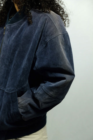 dunkelblaue 90s Bomberjacke aus Veloursleder mit Reißverschluss und seitlichen Eingrifftaschen – unisex tragbar (Herren XL, Damen XXL/3XL und ideal für große Körpergrößen, bitte Ärmellänge beachten)