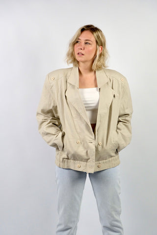 90s Blazer im Bomberschnitt in hellem Beige, hochwertiger Materialmix aus Leinen und Baumwolle, mit Schulterpolstern, Taschen und doppelreihiger Knopfleiste – unisex tragbar: Herren L bis XL, Damen XL bis XXL je nach gewünschter Passform und ideal für große Körpergrößen