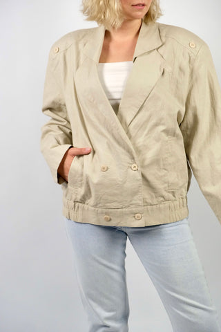 90s Blazer im Bomberschnitt in hellem Beige, hochwertiger Materialmix aus Leinen und Baumwolle, mit Schulterpolstern, Taschen und doppelreihiger Knopfleiste – unisex tragbar: Herren L bis XL, Damen XL bis XXL je nach gewünschter Passform und ideal für große Körpergrößen