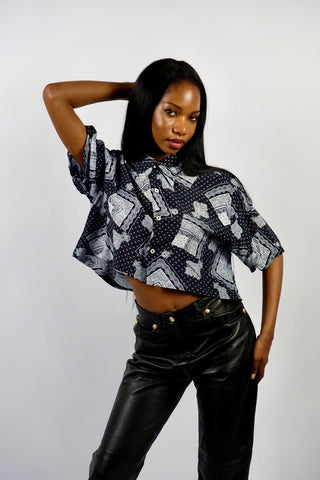 Schwarzes 90s Viskose Hemd made in Italy mit weißem Boho Crazy Pattern Print – von uns gecropped und für einen lockeren Look zu empfehlen für eine S oder S/M – ein Unikat und absolutes Highlight