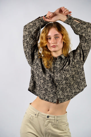 90s Viskose Hemd made in Italy mit floralem Boho Print in Schwarz, Creme/Beige und Grau – wurde von uns gecropped, wir empfehlen das Hemd ca. einer M – ein absolutes Highlight