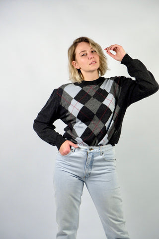 dunkelgrauer 90s Wollpullover mit Rundhalskragen und Rautenmuster in Hellgrau, Dunkelgrau, Graublau/Hellblau und Rot – unisex tragbar (Herren L, Damen L/XL und ideal für große Körpergrößen)