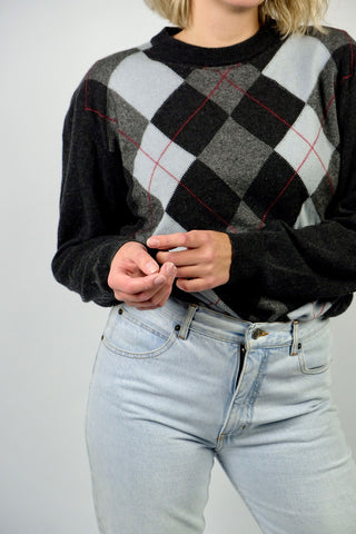 dunkelgrauer 90s Wollpullover mit Rundhalskragen und Rautenmuster in Hellgrau, Dunkelgrau, Graublau/Hellblau und Rot – unisex tragbar (Herren L, Damen L/XL und ideal für große Körpergrößen)