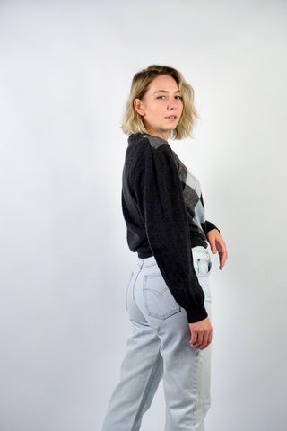 dunkelgrauer 90s Wollpullover mit Rundhalskragen und Rautenmuster in Hellgrau, Dunkelgrau, Graublau/Hellblau und Rot – unisex tragbar (Herren L, Damen L/XL und ideal für große Körpergrößen)