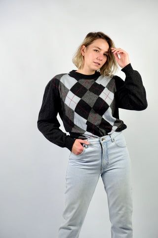 dunkelgrauer 90s Wollpullover mit Rundhalskragen und Rautenmuster in Hellgrau, Dunkelgrau, Graublau/Hellblau und Rot – unisex tragbar (Herren L, Damen L/XL und ideal für große Körpergrößen)