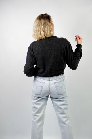 dunkelgrauer 90s Wollpullover mit Rundhalskragen und Rautenmuster in Hellgrau, Dunkelgrau, Graublau/Hellblau und Rot – unisex tragbar (Herren L, Damen L/XL und ideal für große Körpergrößen)