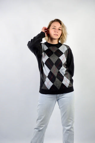 dunkelgrauer 90s Wollpullover mit Rundhalskragen und Rautenmuster in Hellgrau, Dunkelgrau, Graublau/Hellblau und Rot – unisex tragbar (Herren L, Damen L/XL und ideal für große Körpergrößen)