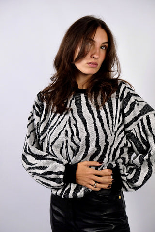 80s Pullover in bewusst lockerem Schnitt mit Rundhalskragen und tollem Zebra-Strickmuster in Schwarz und Weiß sowie mit dezenten Glitzerfäden in Silber – unisex tragbar (Herren-XS), für Damen empfehlen wir den Pullover einer S bis M