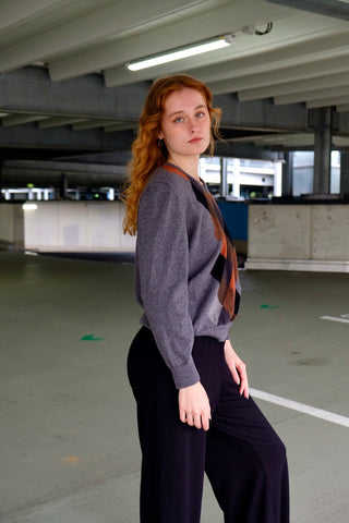 Grauer 90s Wollpullover mit V-Kragen und Rautenmuster in Rost/Orange, Hellgrau, Dunkelgrau, Schwarz und Brauntönen – für einen lockeren Look empfehlen wir den Pullover einer S/M