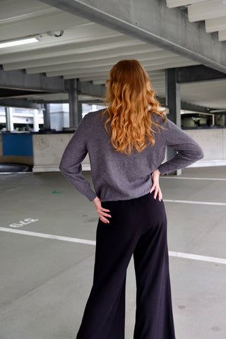 Grauer 90s Wollpullover mit V-Kragen und Rautenmuster in Rost/Orange, Hellgrau, Dunkelgrau, Schwarz und Brauntönen – für einen lockeren Look empfehlen wir den Pullover einer S/M