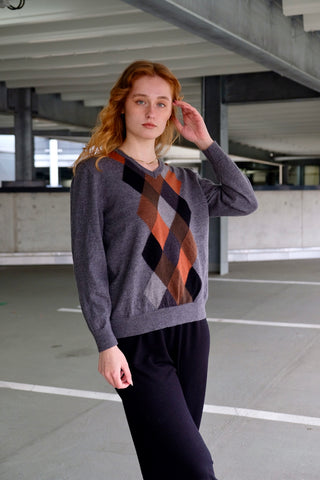 Grauer 90s Wollpullover mit V-Kragen und Rautenmuster in Rost/Orange, Hellgrau, Dunkelgrau, Schwarz und Brauntönen – für einen lockeren Look empfehlen wir den Pullover einer S/M