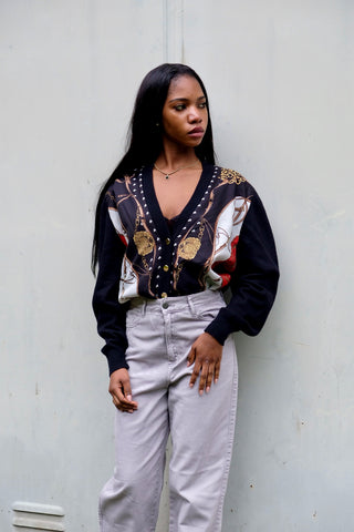 Hochwertiger schwarzer 80s Cardigan made in Italy aus Lammwolle-Mix, mit V-Kragen und tollem Barock Print in Schwarz/Anthrazit, Rot, Gold, Weiß und Braun – bewusst lockerer Schnitt und unserer Einschätzung nach ideal für eine S/M – ein absolutes Highlight