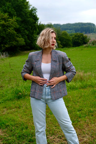 80s/90s Blazer mit Taschen und Karomuster in Dunkelblau, Weiß und Rot – wir empfehlen den Blazer einer heutigen M bis L je nach gewünschter Passform