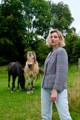 80s/90s Blazer mit Taschen und Karomuster in Dunkelblau, Weiß und Rot – wir empfehlen den Blazer einer heutigen M bis L je nach gewünschter Passform