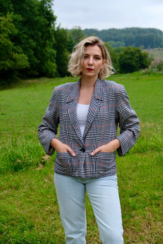 80s/90s Blazer mit Taschen und Karomuster in Dunkelblau, Weiß und Rot – wir empfehlen den Blazer einer heutigen M bis L je nach gewünschter Passform