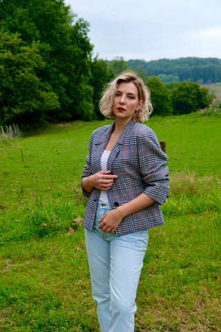 80s/90s Blazer mit Taschen und Karomuster in Dunkelblau, Weiß und Rot – wir empfehlen den Blazer einer heutigen M bis L je nach gewünschter Passform