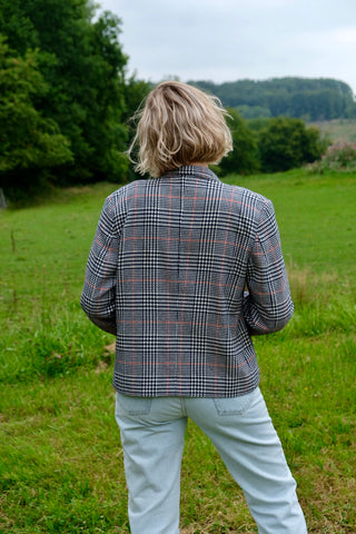 80s/90s Blazer mit Taschen und Karomuster in Dunkelblau, Weiß und Rot – wir empfehlen den Blazer einer heutigen M bis L je nach gewünschter Passform