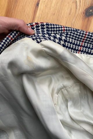 80s/90s Blazer mit Taschen und Karomuster in Dunkelblau, Weiß und Rot – wir empfehlen den Blazer einer heutigen M bis L je nach gewünschter Passform