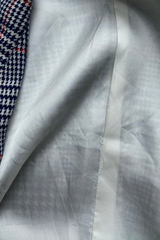 80s/90s Blazer mit Taschen und Karomuster in Dunkelblau, Weiß und Rot – wir empfehlen den Blazer einer heutigen M bis L je nach gewünschter Passform