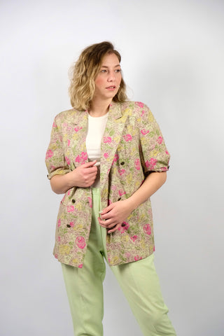 Puderbeiger 80s Viskose Blazer made in Britain mit floralem Print in Lindgrün, Maigrün, Gelb, Rosa und Pink, Kurzarm-Schnitt mit doppelreihiger Knopfleiste und seitlichen Eingrifftaschen – entspricht ca. einer heutigen L