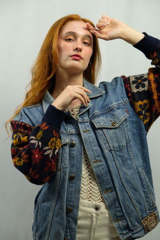 90s Upcycling Jeansjacke: die Ärmel und das Rückendetail sind aus einem Vintage Pullover mit floralem Boho Muster gefertigt, ein wahres Unikat und absolutes Highlight – für die perfekte, leicht oversized Passform zu empfehlen für eine XS