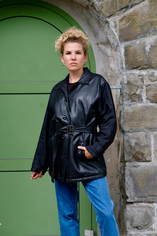 Hochwertige 90s Jacke von der Marke NAF NAF mit Vorderteil aus echtem Glattleder und Gürtel – Rückenteil und Ärmel sind aus Stoff – wir empfehlen die Jacke einer heutigen M – ein absolutes Highlight