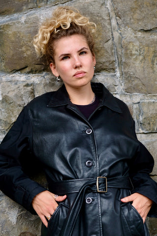 Hochwertige 90s Jacke von der Marke NAF NAF mit Vorderteil aus echtem Glattleder und Gürtel – Rückenteil und Ärmel sind aus Stoff – wir empfehlen die Jacke einer heutigen M – ein absolutes Highlight