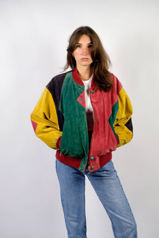 Atemberaubende 80s/90s Bomberjacke aus echtem Veloursleder, tollstes Patchwork-Design in Rot, Gelb, Grün und Dunkelblau, bewusst lockerer Schnitt mit seitlichen Eingrifftaschen und einer Innentasche – für einen lockeren Look empfehlen wir die Jacke einer S bis M – ein sehr seltenes Fundstück und absolutes Highlight