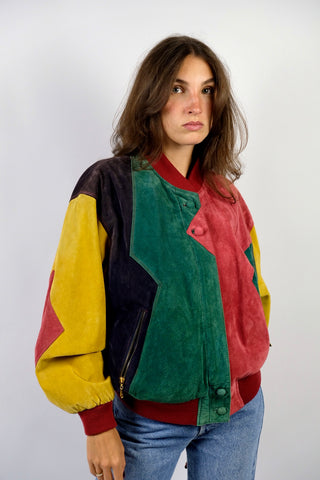 Atemberaubende 80s/90s Bomberjacke aus echtem Veloursleder, tollstes Patchwork-Design in Rot, Gelb, Grün und Dunkelblau, bewusst lockerer Schnitt mit seitlichen Eingrifftaschen und einer Innentasche – für einen lockeren Look empfehlen wir die Jacke einer S bis M – ein sehr seltenes Fundstück und absolutes Highlight