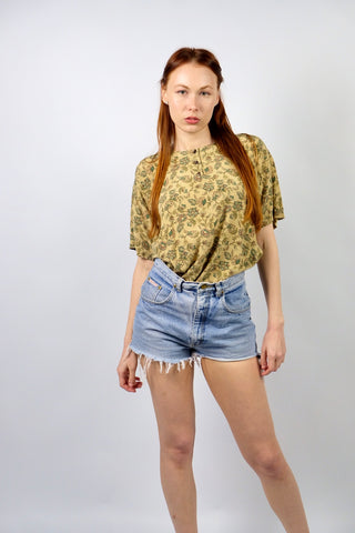 90s Denim Hotpants in hellblauer Waschung mit hoher Taille und Fransen – ideal für eine S