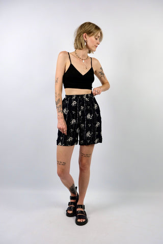 Schwarze 80s/90s Viskose Shorts mit Streifen- und Blumenmuster in Silber und Weiß, hohe Taille mit stretchy Gummizugbund – wir empfehlen die Shorts einer XXS
