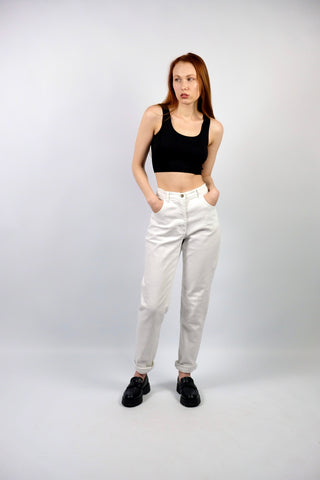 Weiße 90s High Waist Mom Jeans mit Stretch-Anteil – zu empfehlen für eine schmale M oder die Zwischengröße S/M (bitte Maße beachten)