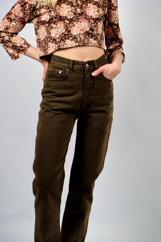 dunkelbraune 90s Jeans von der britischen Modedesignerin Katharine Hamnett, made in Italy, klassischer Momfit mit hoher Taille und eher schmal geschnittenem Bein – passend für eine XXS – ein seltenes Fundstück und absolutes Highlight