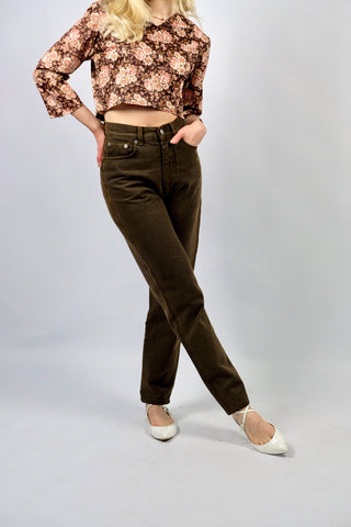 dunkelbraune 90s Jeans von der britischen Modedesignerin Katharine Hamnett, made in Italy, klassischer Momfit mit hoher Taille und eher schmal geschnittenem Bein – passend für eine XXS – ein seltenes Fundstück und absolutes Highlight