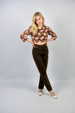 dunkelbraune 90s Jeans von der britischen Modedesignerin Katharine Hamnett, made in Italy, klassischer Momfit mit hoher Taille und eher schmal geschnittenem Bein – passend für eine XXS – ein seltenes Fundstück und absolutes Highlight