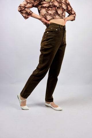 dunkelbraune 90s Jeans von der britischen Modedesignerin Katharine Hamnett, made in Italy, klassischer Momfit mit hoher Taille und eher schmal geschnittenem Bein – passend für eine XXS – ein seltenes Fundstück und absolutes Highlight