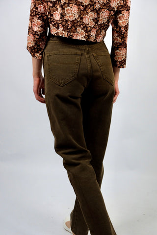 dunkelbraune 90s Jeans von der britischen Modedesignerin Katharine Hamnett, made in Italy, klassischer Momfit mit hoher Taille und eher schmal geschnittenem Bein – passend für eine XXS – ein seltenes Fundstück und absolutes Highlight