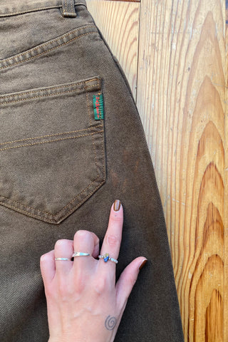 dunkelbraune 90s Jeans von der britischen Modedesignerin Katharine Hamnett, made in Italy, klassischer Momfit mit hoher Taille und eher schmal geschnittenem Bein – passend für eine XXS – ein seltenes Fundstück und absolutes Highlight