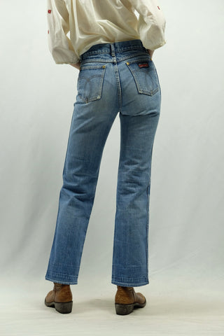 90s Bootcut Jeans in mittelblauer Used Look Waschung, Mid Waist Bundhöhe und leicht ausgestelltes Bein – ideal für eine schmale XS